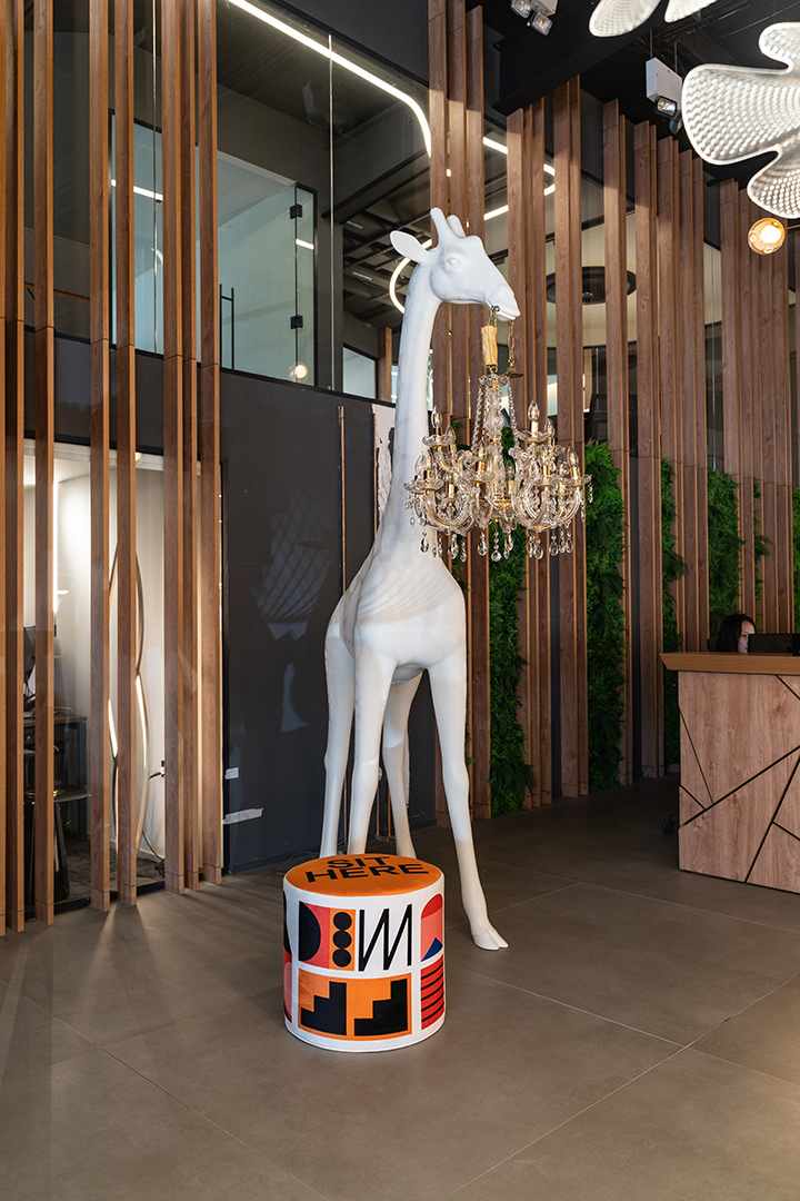 qeeboo showroom giraffe